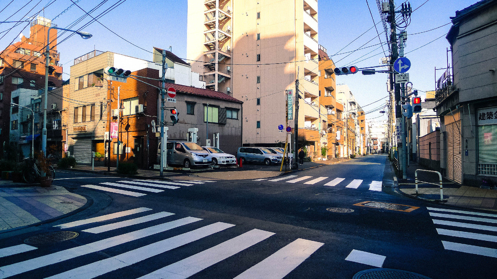 整洁安静的十字路口